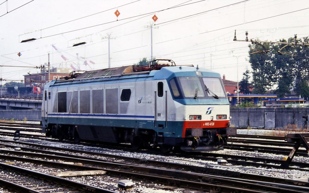 Auf ihren nchsten Einsatz wartet FS Elektrolok E 402021 im Bahnhof
Venedig Mestre.