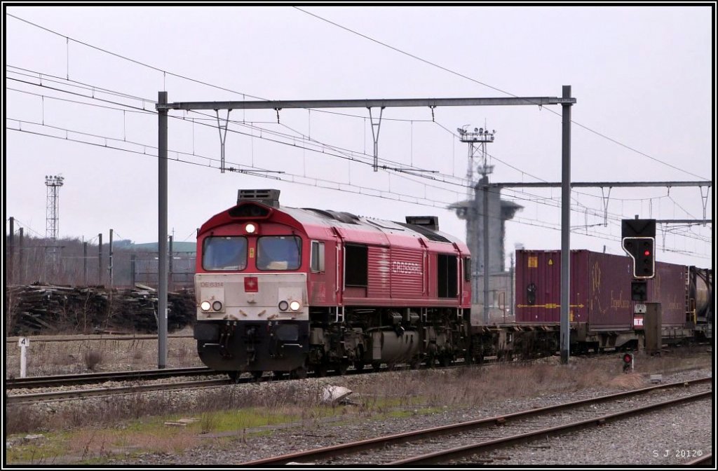 Auf ihren Weg nach Aachen West ist diese Class 66 mit einen gemischten Gterzug am Haken. Durchfahrt in Montzen Gare(Belgien)im Mrz 2012.