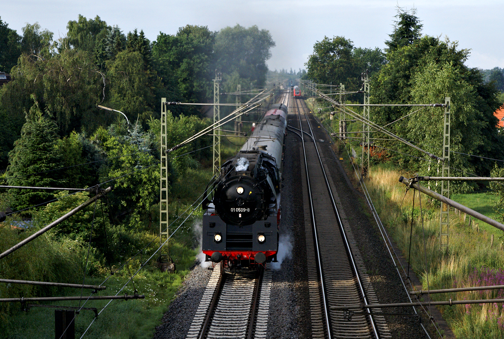 Auf ihrer  Schleswig-Holstein-Rundfahrt  passiert 01 0509-8 am 17.7.2010 mit 7 Wagen Westerhorn.