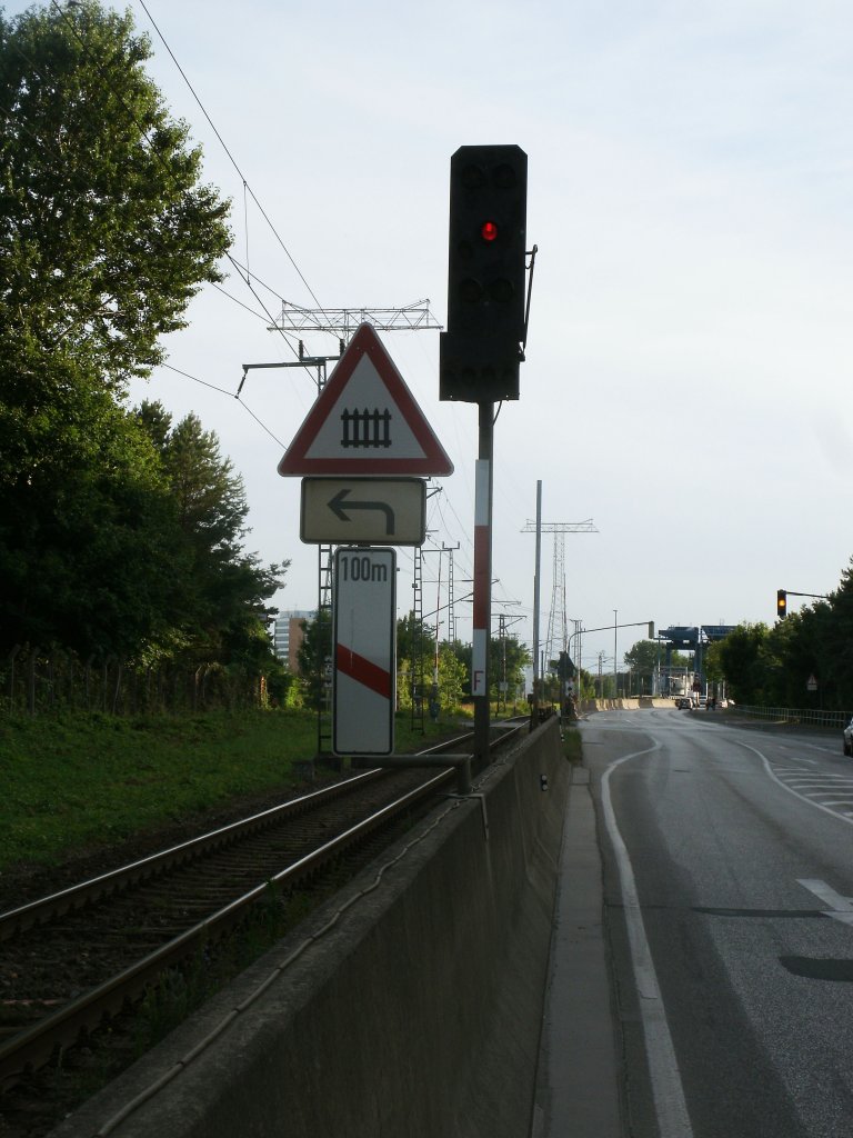 Auf der Insel Dnholm(zwischen Stralsund und Rgen) steht das Einfahrsignal vom Bahnhof Stralsund Rgendamm fr die Zge die von Rgen kommen.Aufgenommen am 24.Juli 2013.