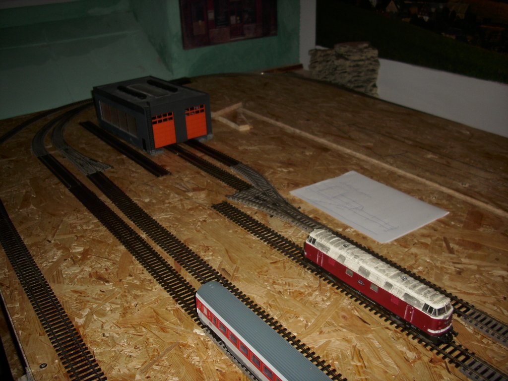 Auf jeder Anlage von mir,wird es auch auf meiner neuen H0-Anlage,auch wieder ein kleines Bw geben.Der Lokschuppen stammt von Mrklin.