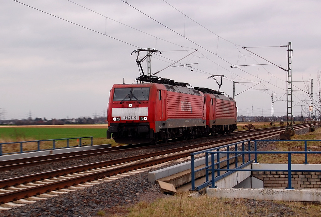 Auf der K33 Brcke bei Allerheiligen ein Doppel gefhrt von der 189 081-3 und hintendaran 189 052-4. 11.3.2012