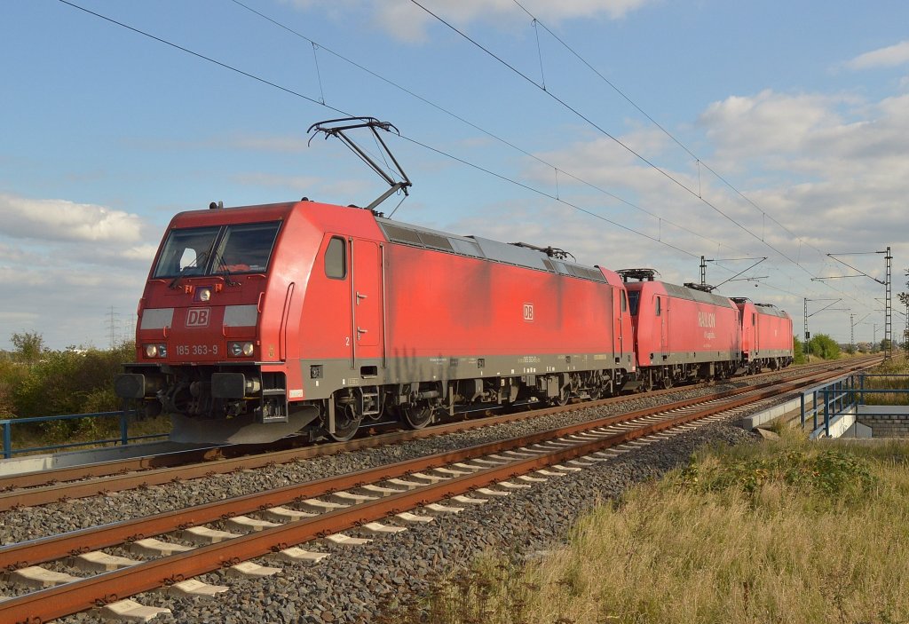Auf der K33 Brcke bei Allerheiligen kommt ein Lokzug gegen 15:33 Uhr aus Richtung Kln in Richtung Neuss Rangierbahnhof gefahren, es sind die Loks 185 363-9, 145 001-4 und 185 381-1. Mittwoch 10.10.2012