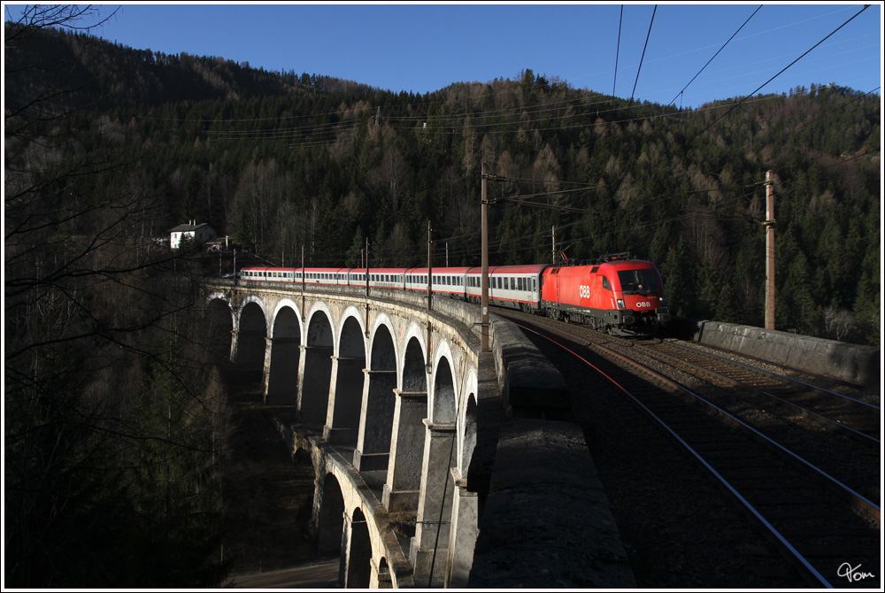 Auf der Kalten Rinne, dem grten Viadukt am Semmering, konnte ich die 1116 151 mit dem EC 552 (Graz Hbf - Wien Meidling) ablichten.
Breitenstein 16.3.2012