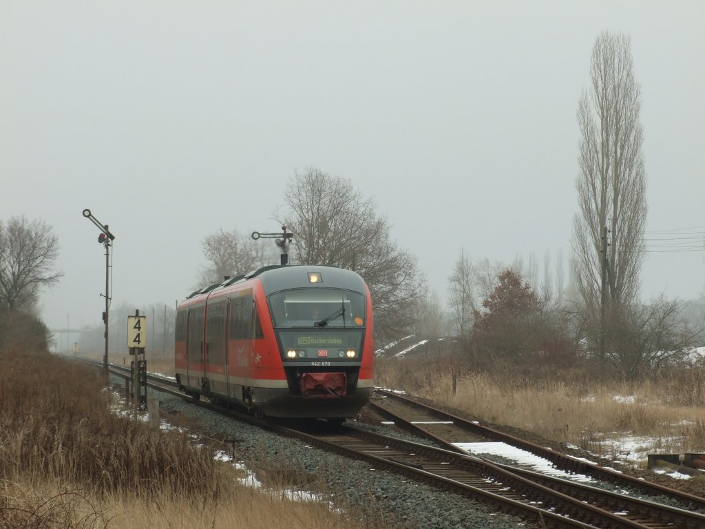 Auf der KBS 334 fhrt 642 670 als RB 27918 von Dessau nach Aschersleben, hier zwischen den Haltepunkten Dessau-Alten und Dessau-Mosigkau.
Gesehen am westlichen Ende des HP Dessau-Alten.
Dessau, der 13.2.13
