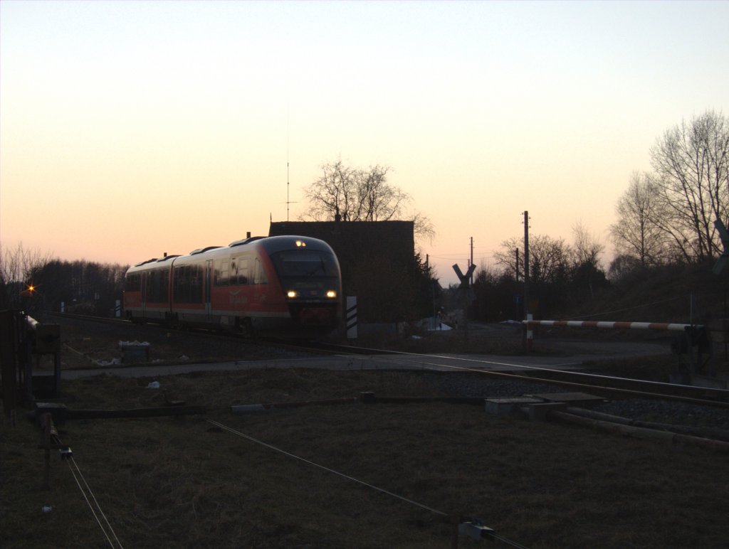 Auf der KBS 334 fhrt ein unbekannter 642 als RB 27929 von Aschersleben nach Dessau, hier zwischen den Haltepunkten Dessau-Alten und Dessau-Mosigkau. 
Gesehen am westlichen Ende des HP Dessau-Alten. 
Dessau, der 2.3.13