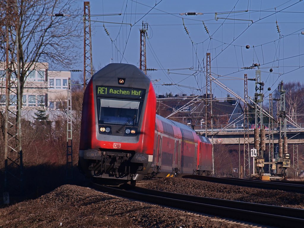 Auf der KBS 480 bei Aachen Rothe Erde wird am 29.01.2011 der RE1 von 146 007-0 von Paderborn kommend nach Aachen Hbf geschoben.
