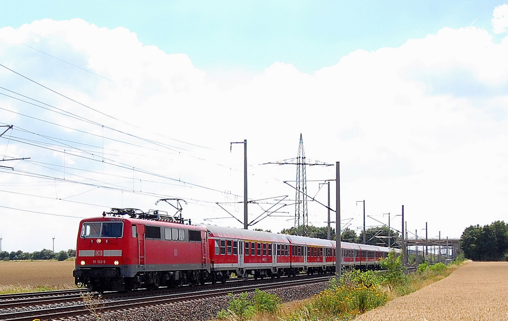 Auf der KBS 480 zwischen Kerpen-Sindorf und Buir war 111 152-5 mit eine aus sechs N-Wagen bestehendem Zug in Richtung Kln unterwegs. 24.7.2010