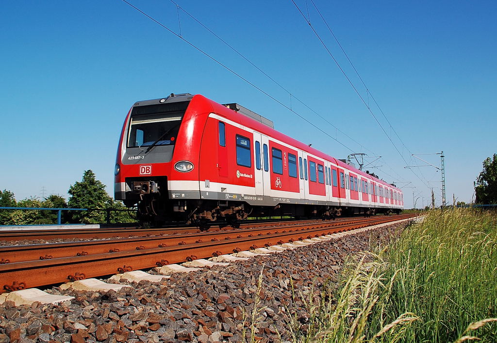 Auf der Kbs 495 ist der 423 687-3 der S-Bahn M�nchen unterwegs in Richtung Neuss. Im Zielanzeiger steht noch S1 Moosbach. Wie aus unbest�ttigten Quellen es heisst, ist er nach Dortmund unterwegs, wo ihm die Borussenfarben schwarz/gelb auflackiert werden sollen, damit der FC Bayern M�nchen auch nicht vergisst wer der zweitbeste Verein ist in der Republik ;-D!!!! 26.5.2012 