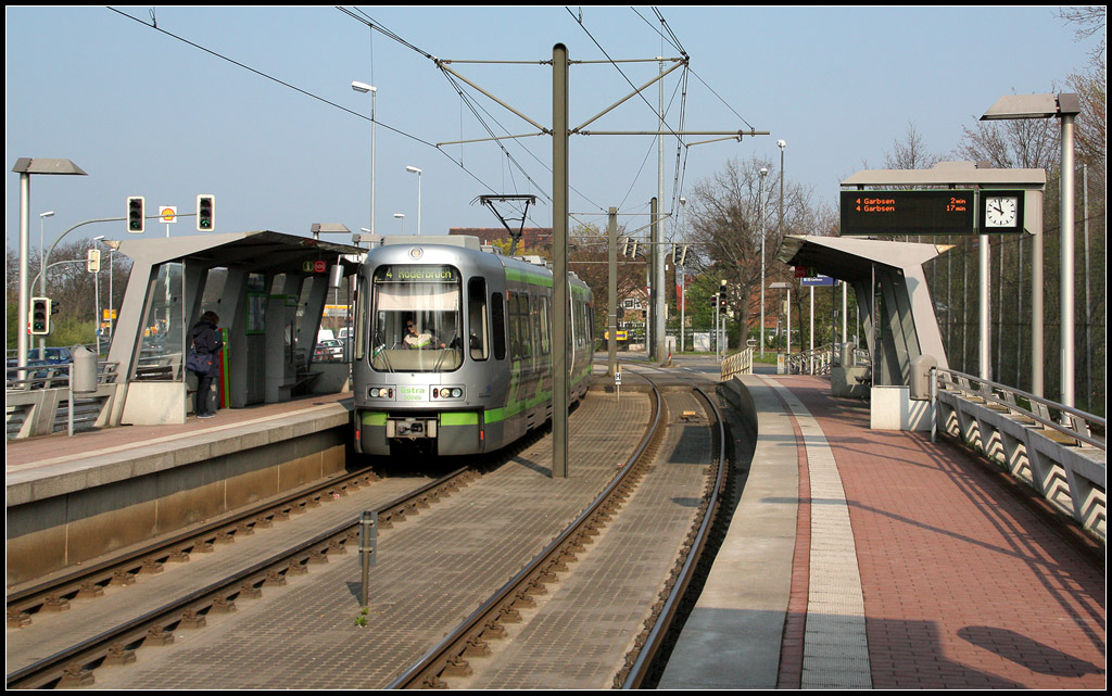 Auf der Klappenburg - 

Für die normalen Zwischenstationen der 1995 und 1996 gebauten Strecke nach Garbsen wurde diese spezielle Architektur entwickelt. Die Endstation Garbsen und die Umsteigestation Marienwerden / Wissenschaftspark erhielten aufwändigere Überdachungen. 

Stadtbahn Hannover, Linie 4.

14.04.2012 (M)