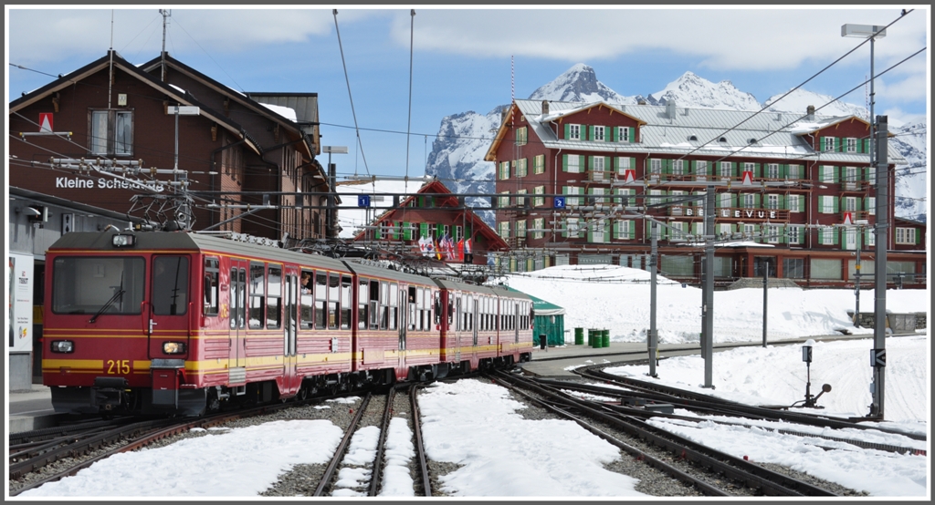 Auf der Kleinen Scheidegg schliesst sich die letzte der fnf Bahnen, die Jungfraubahn zum Top of Europe an die WAB an. Spurweite wiederum 1000mm. (25.04.2012)