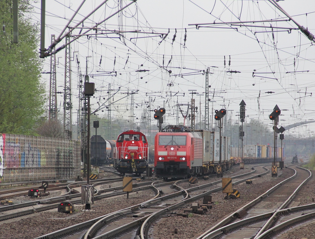 Auf Kollisionskurs. Diese Teleaufnahme gaukelt eine drohende Flankenfahrt zwischen 265 003-4 und 189 013-6 vor. Aufgenommen in Hannover-Linden/Fischerhof am 27.04.2013.