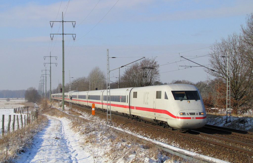 Auf Leerberfhrung begegnete uns hier mit dem Kollegen Wiemer ein ICE1 von Sdkreuz nach Rummelsburg. Eigentlich waren wir schon im Auto, als uns der ICE im Hintergrund auftauchte. Schnell aufgesprungen und noch schnell ein Foto gemacht. Diedersdorf den 03.02.2012