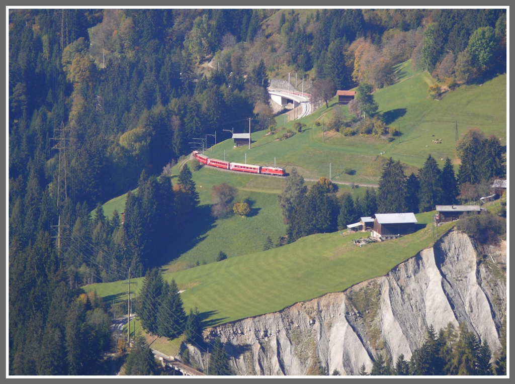 Auf der letzten Pilztour dieses Jahres war die Ausbeute an Bahnbildern ebenso gross wie Diejenige von Pfifferlingen. Vom Rongg 300 H�henmeter oberhalb Langwies kann man Zug 1441 nach Arosa w�hrend einer viertel Stunde verfolgen. Hier ist er zwischen Peist und Langwies vor dem Gr�ndjitobel unterwegs. (12.10.2010)