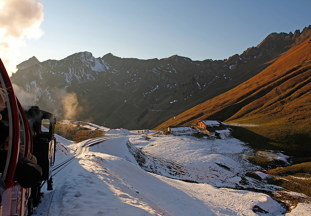 Auf letzter BRB-Fahrt in dieser Saison ab Rothorn Kulm. Lok 14 bringt uns zurck nach Brienz. Wir erreichen gerade die Kreuzungsstelle Oberstafel, wo wir noch die paar wartenden Passagiere mitnehmen werden, 23. Okt. 2011, 17:56