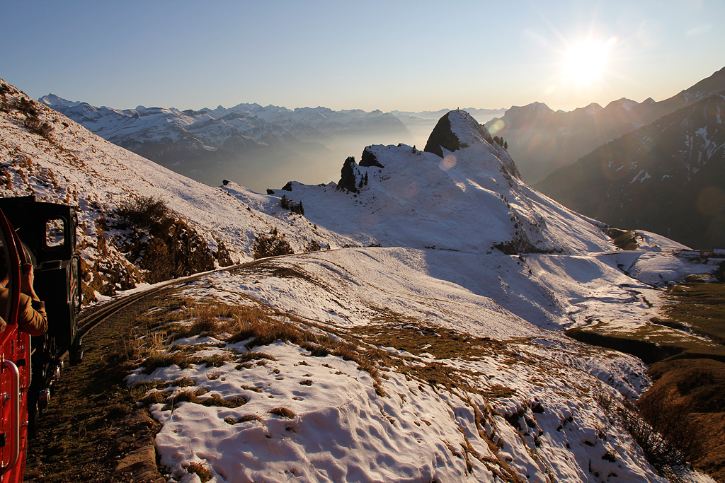 Auf letzter BRB-Fahrt in dieser Saison, Rothorn Kulm ab: 17:40. Lok 14 bringt uns zurck nach Brienz. Und die Sonne wird auch gleich hinter dem Bergrcken verschwinden... In der Morgenweid, 23. Okt. 2011, 17:53