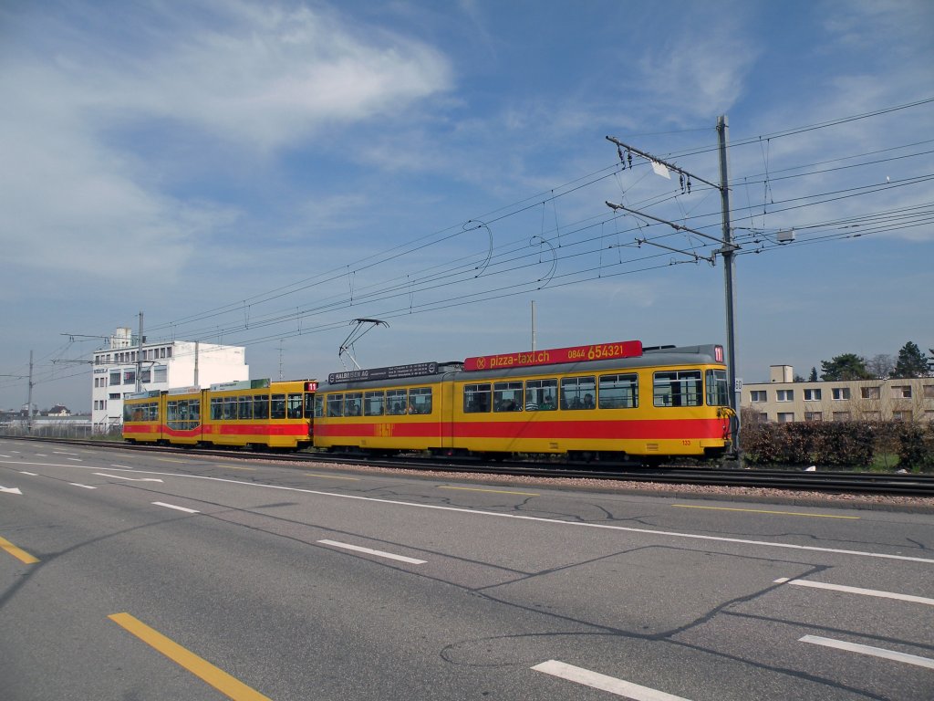 Auf der Linie 11 immer noch im Einsatz, Dwag 133 (ex BVB 633). Die Aufnahme stammt vom 15.03.2011.