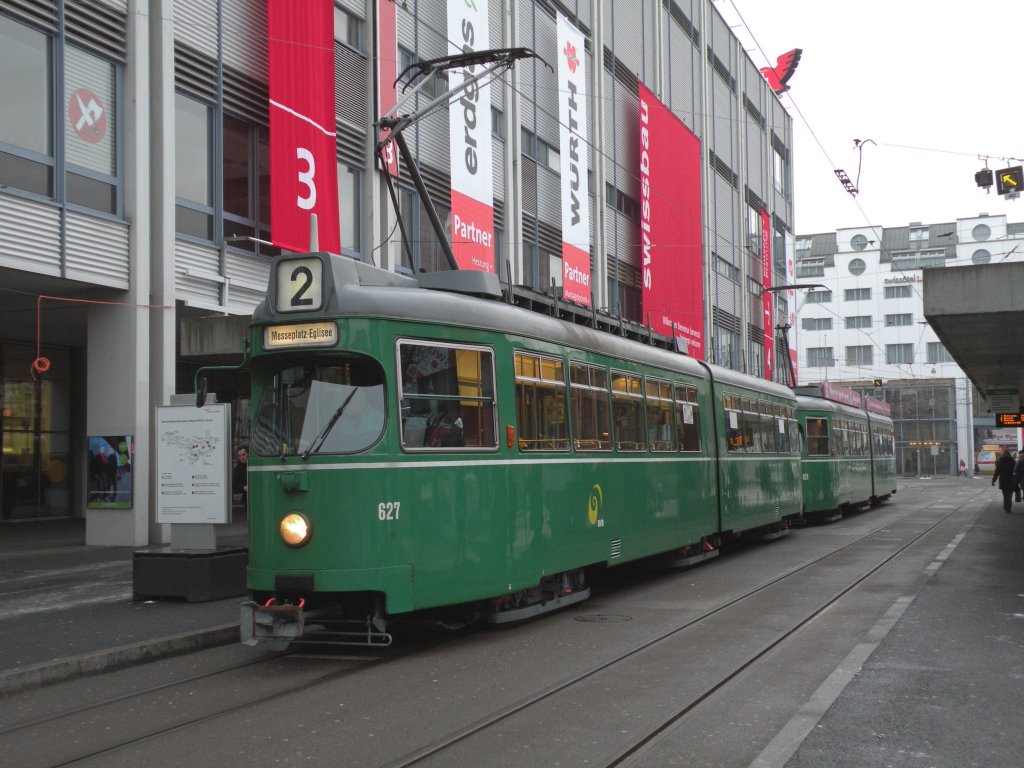 Auf der Linie 2 im Einsatz, die Dwags 627 und 628. Hier bedienen sie die Haltestelle Messeplatz. Die Aufnahme stammt vom 07.01.2010.
