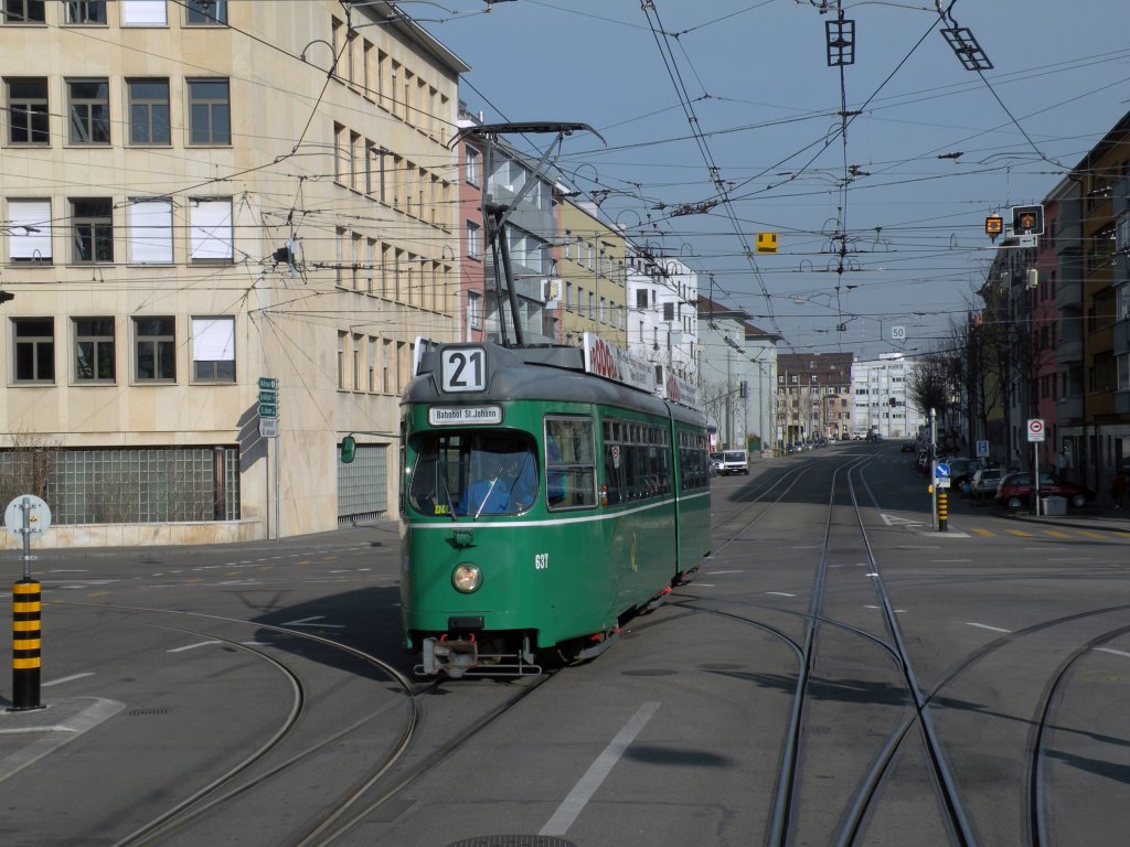 Auf der Linie 21 sind noch die alten Dwag zu sehen. Dwag 637 fhrt gerade auf die Haltestelle Dreirosenbrcke ein. Die Aufnahme entstand am 18.03.2009.