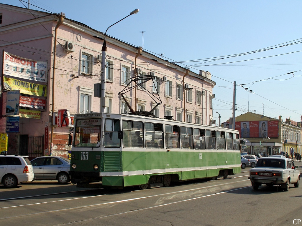 Auf der Linie 4 ist am 10.9.2011 der Wagen 163 der Irkutsker Stra�enbahn unterwegs. (Irkutsk, ul. Timirjazeva)