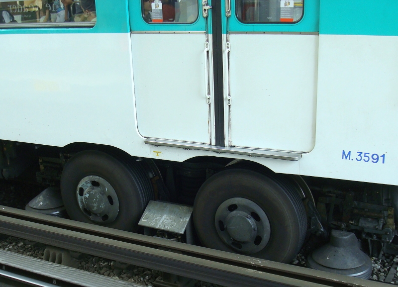 Auf der Linie 6 der Pariser Metro rollen die Zge auf Gummireifen von Michelin. Die Umstellung erfolgte in der Zeit zwischen 1956 und 1974. 13.7.2009