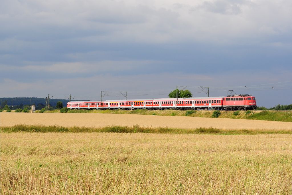 Auf Main-Weser-Main fahren in der Woche regelm. 110er Leistungen. Hier verlsst die BR 110 mit ihrem Regionalzug den Bahnhof Ostheim (b. Butzheim) in Richtung Gieen. (05.08.2010, Ostheim (b. Butzheim)
