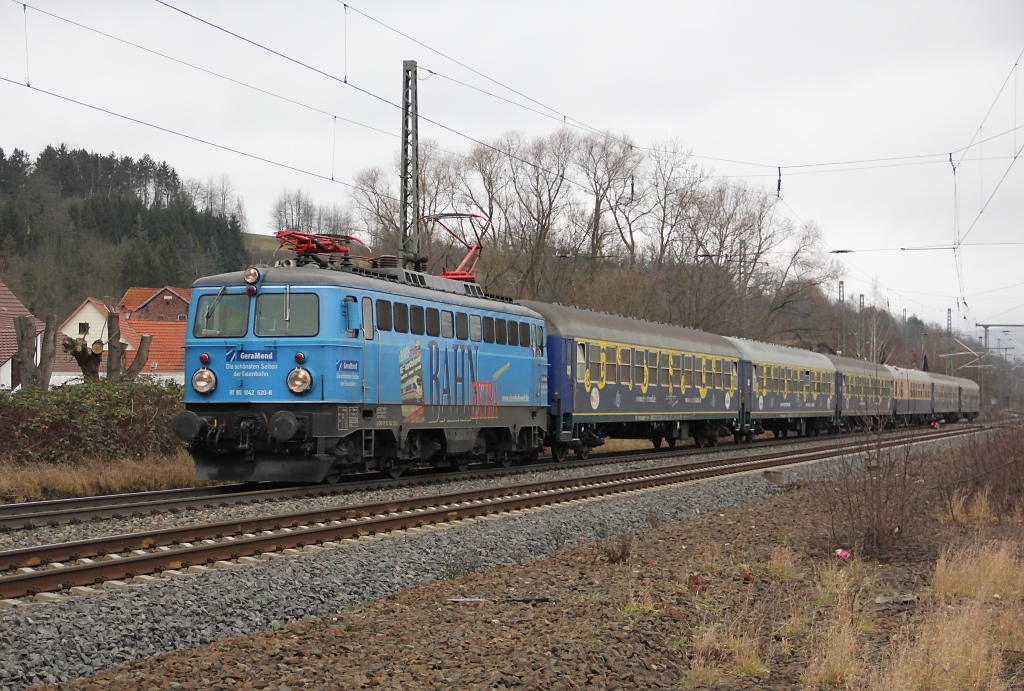 Auf manche Loks muss man lange warten. So auch auf 1042 520-8, die am 26.12.2011 mit Sonderzug in Richtung Sden unterwegs war. Aufgenommen am B Eltmannshausen/Oberhone.