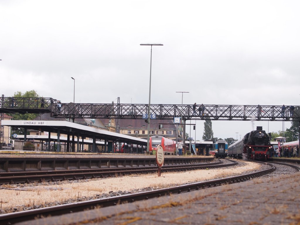 Auf mein weg in den uhrlaub kamm mir in Lindau 41 018 mit ihrem sonderzug nach Augsburg am 24. Juli. 2010 in die Quere.