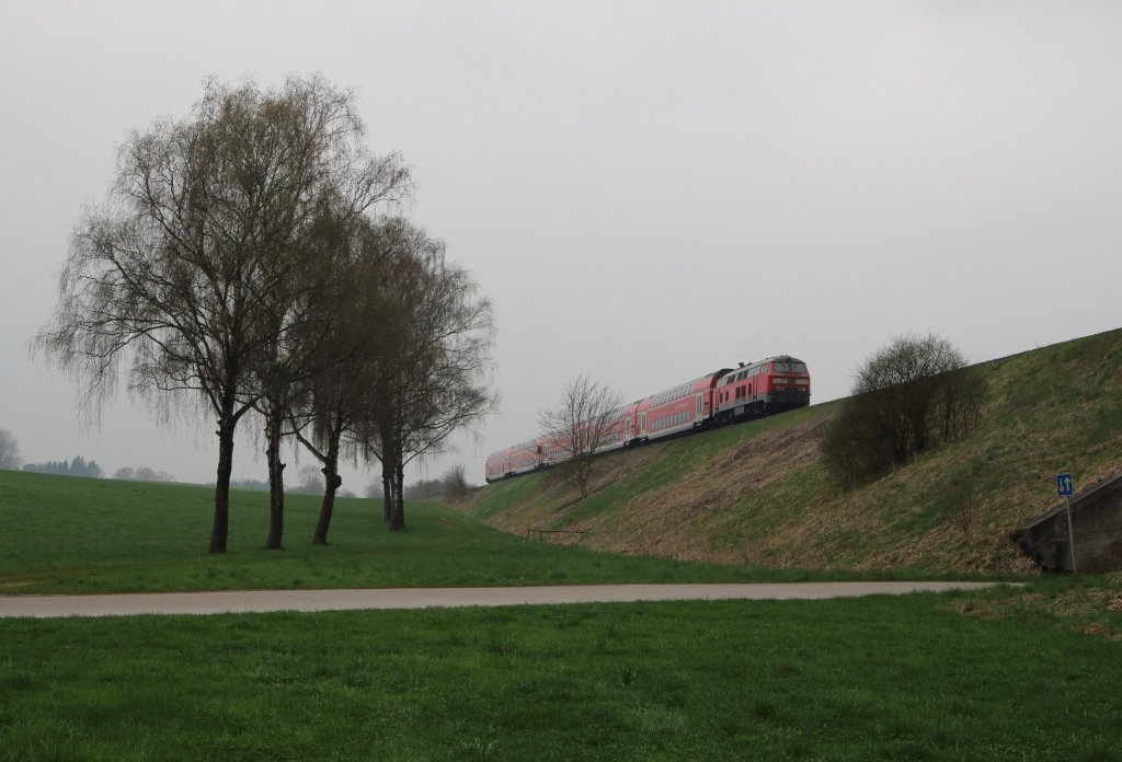 Auf meine Bilder mit trbem Himmel ist Verla! So gibt es heute einen Doppelstockzug, der durch 218 422-4 von Mhldorf nach Mnchen geschoben wurde. Unterschwillach, am 21.04.13.