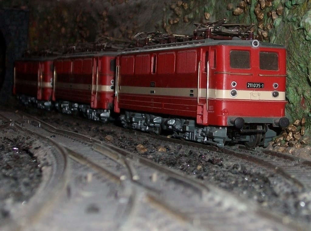 Auf meinen Lokfriedhof auf meiner Zimmeranlage(ffentliches Gelnde !) stehen gleich drei Holzroller E 211 von Piko.