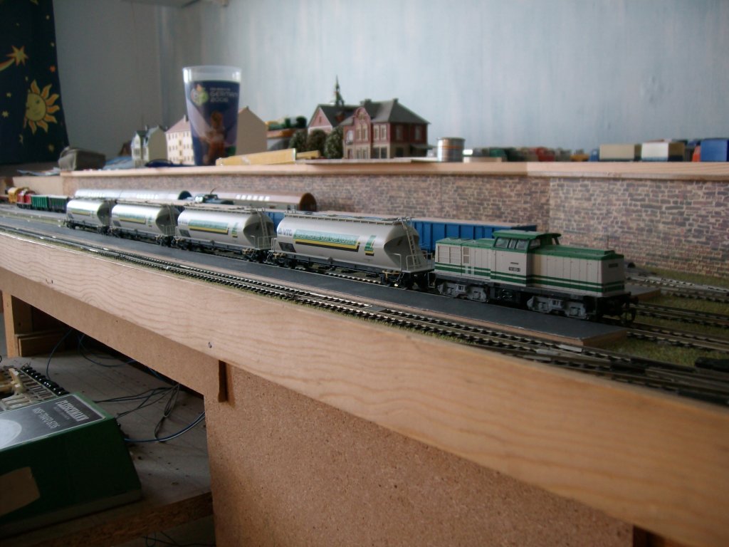 Auf meiner Anlage fhrt die grnweie BR 110 003-1 mit 4 Staubbehlterwagen der VTG mit der Aufschrift: Braunkohle aus der Lausitz.Aufgenommen am 14.11.2010