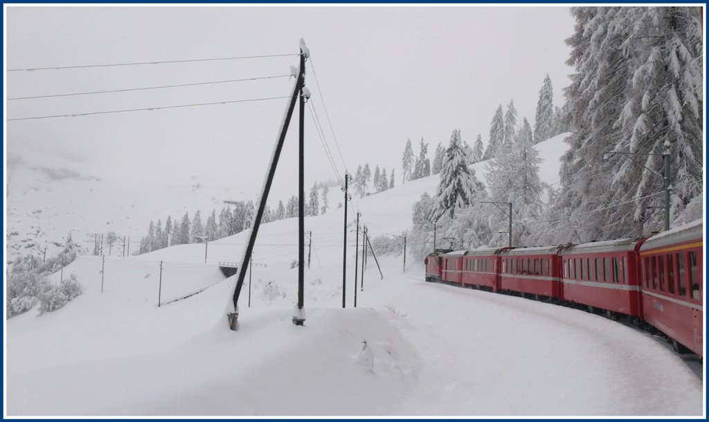 Auf der mittleren Ebene der Doppelkurve von Bergn gewinnt der RE1132 rasch an Hhe. (01.12.2009)