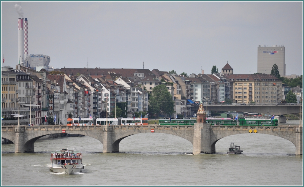 Auf der Mittleren Rheinbrcke kreuzen sich ein Be 4/6S und ein Be 4/4+B4+B4. Unter der Brcke ein Patroullienboot der Grenzwache und die Llleknig. (04.07.2012)