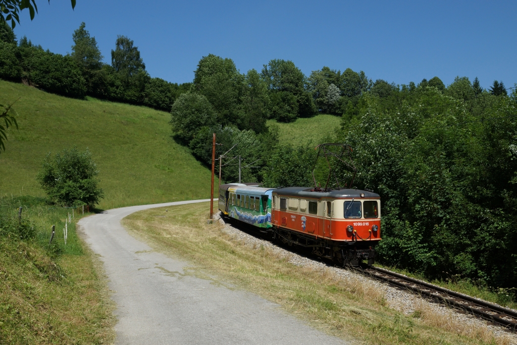 Auf der mittleren Trasse zwischen Laubenbachmhle und Winterbach schlngelt sich 1099.016 mit P 6804 talwrts. 20.06.2013