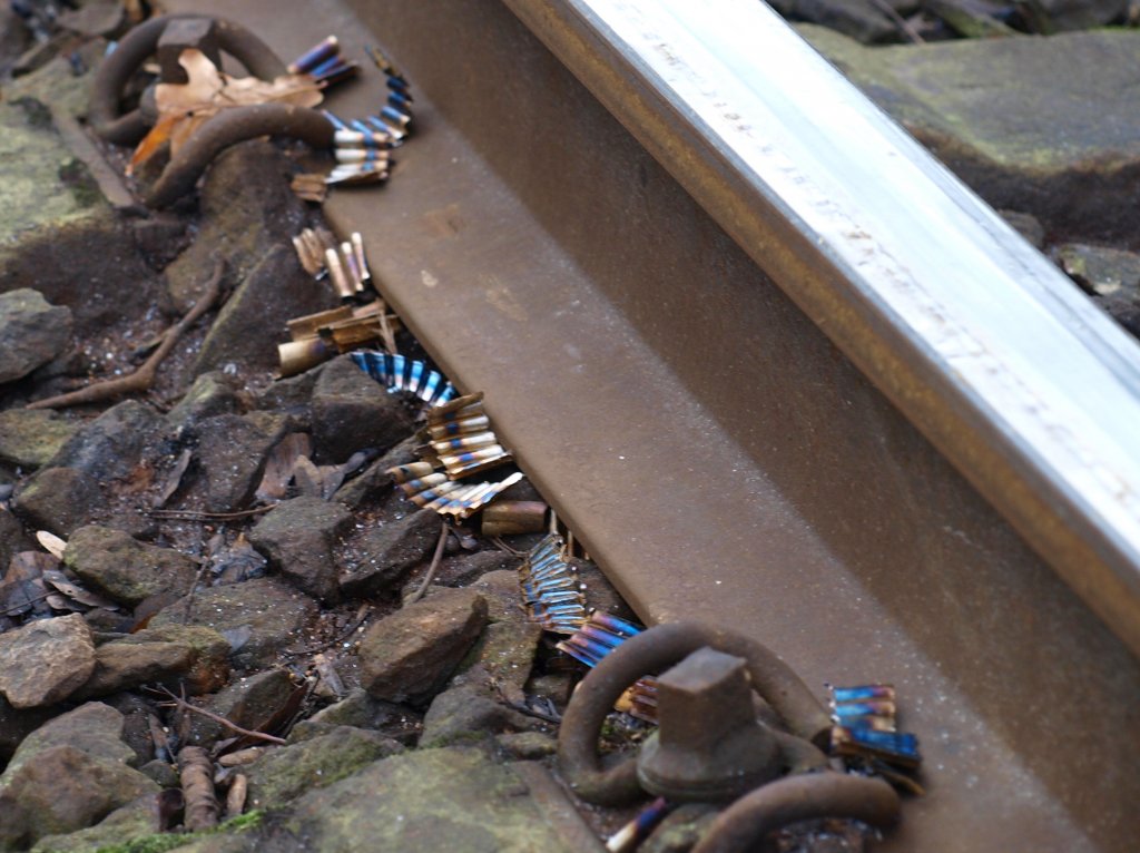 Auf der Montzenroute am Gemmenicherweg in Aachen wurden die Schienen abgehobelt. Die Eisenpähne die nicht von der Maschine mit einem Magnet aufgehoben wurden und jetzt im Gleis liegen, zeigen mit ihrer blaufärbung wie heiß es zur Sache geht wenn die Schienen mit dem Hobel bearbeitet werden.