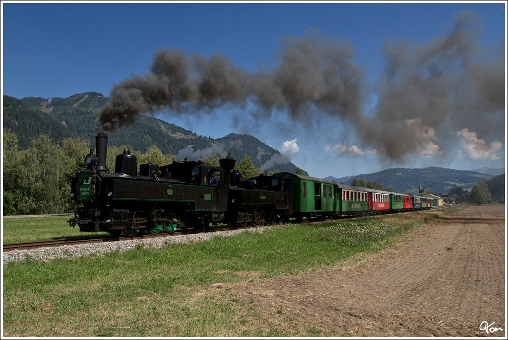 Auf der Murtalbahn, fahren die beiden STLB Dampfloks BH1 und U11, mit dem IGE Sonderzug von Unzmarkt nach Murau. 
Frojach 20.8.2012