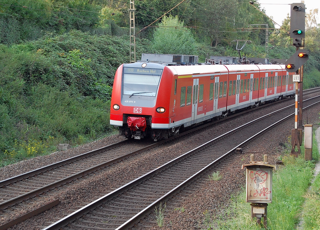Auf nach Aachen Hbf, das ist das Ziel des 425 075-9 am Abend des 13.September2010 als RB33. Der nchste Halt ist Rheydt Hbf.