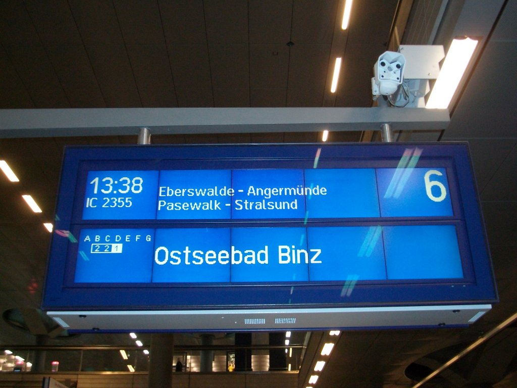 Auf nach Rgen ! IC 2355 Dsseldorf-Binz am 09.Oktober 2010 im Berliner Hbf.