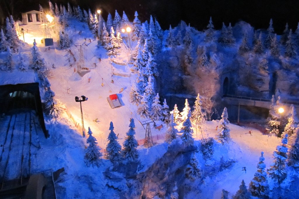 Auf der Nachtpiste herrscht bei guten Schneeverhltnissen toller Skibetrieb. Modellbahnanlage des SMEC. 26.12.2012