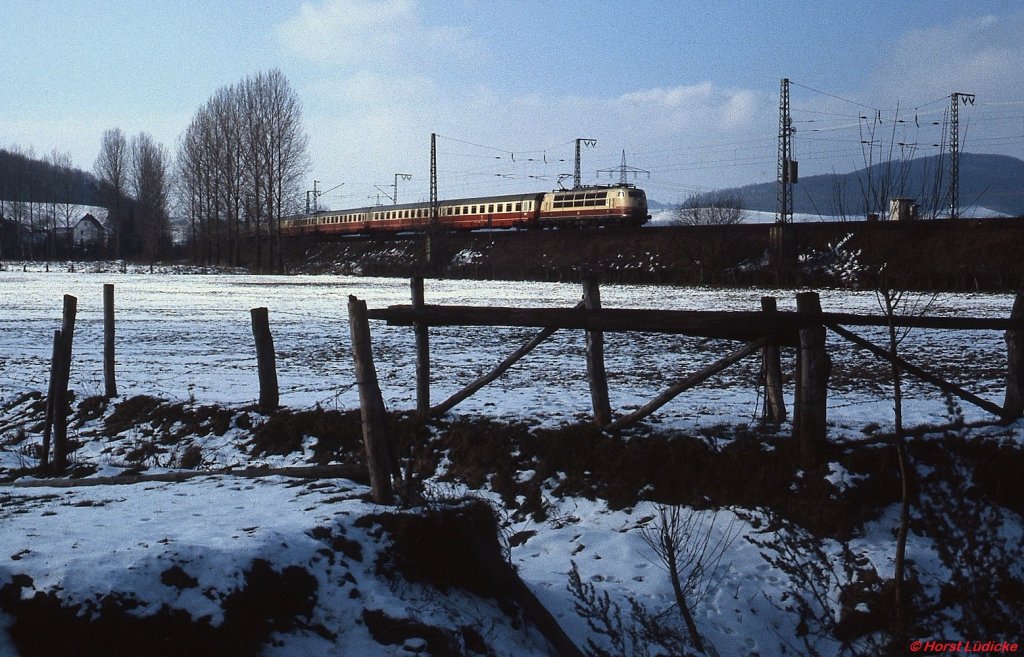 Auf der Nord-Sdstrecke bei Kreiensen ist im Februar 1985 eine 103 mit einem IC unterwegs