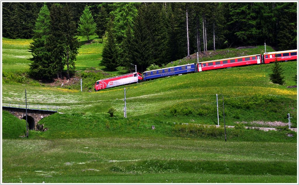 Auf der obersten Stufe kommt RE1152 mit Ge 4/4 III 645  Tujetsch  talwrts. (12.06.2013)