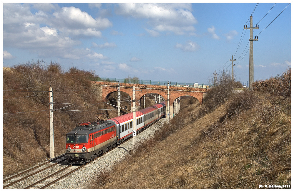Auf der sterr. Sdbahn befrdern noch 42er Schnellzge, so wie hier 1142 567 den BB EC 255 von Wien Meidling nach Maribor, der uns hier bei Mdling begegnet, 21.3.2011