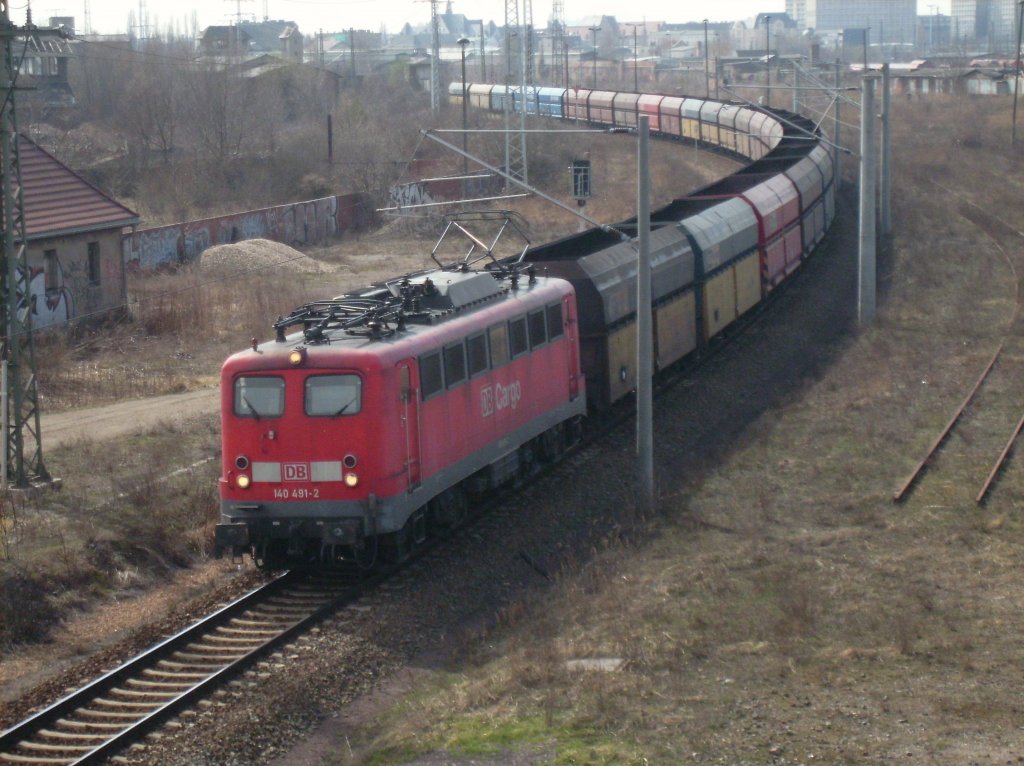 Auf der Ostumfahrung des Rangierbahnhofs Halle Saale ist am 26.03.2010, die 140 491-2 mit einem leeren PKP Kohlezug unterwegs.