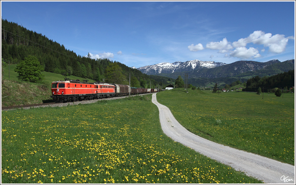 Auf der Phyrnbahn fuhr heute dieses wunderbare Gespann.
1144 040 & 1142 682 mit Gterzug 54691 (Linz - Selzthal) nahe Windischgarsten. 10.5.2012