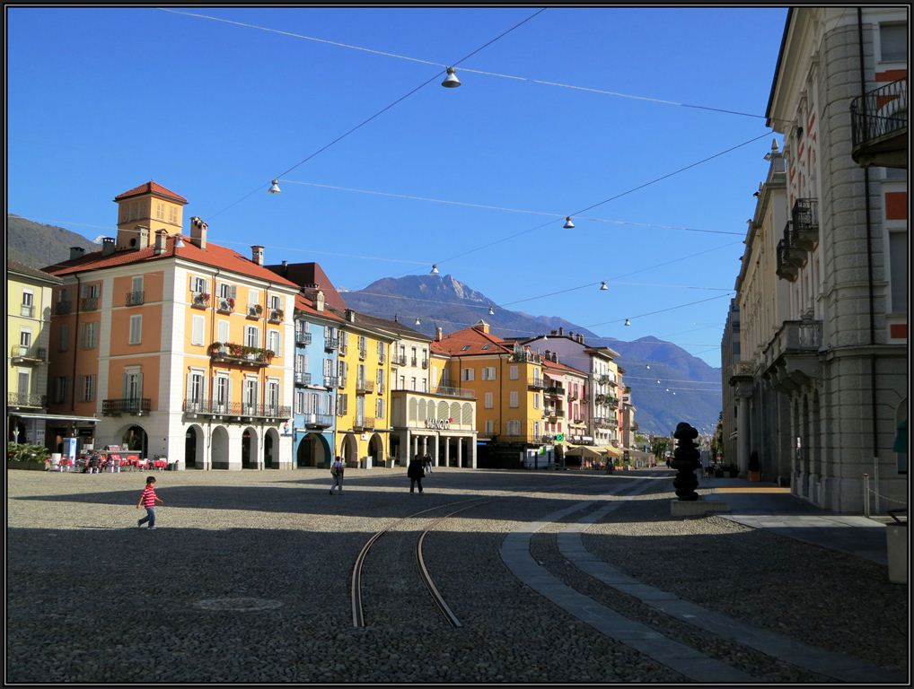 Auf der Piazza Grande in Locarno, wo jedes Jahr die Filmfestspiele stattfinden, liegen immer noch Reste von Strassenbahngeleisen im Kopfsteinpflaster. (21.10.2012)