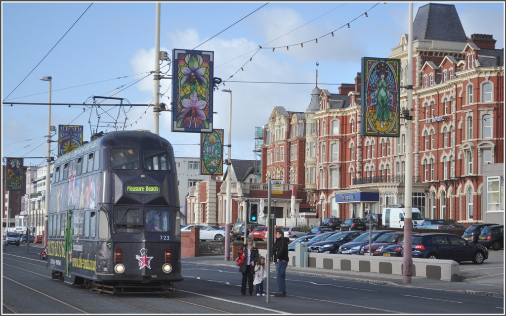 Auf der Promenade vor dem Imperial Hotel am Northshore bewegt sich Tram 723 stadteinwrts. Blackpool ist berhmt fr seine Illuminationdays, die von anfangs September bis November dauern. Allabendlich werden Millionen von LED-Lampen, sowie die unzhligen Figuren an den Strassenlampen beleuchtet. (08.08.2011)