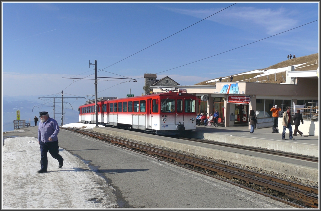 Auf Rigi Kulm stehen beide Zge dann versetzt,damit sich Zge und Passagiere nicht in die Quere kommen. Der Zug aus Vitznau ist eingetroffen. (14.02.2011)