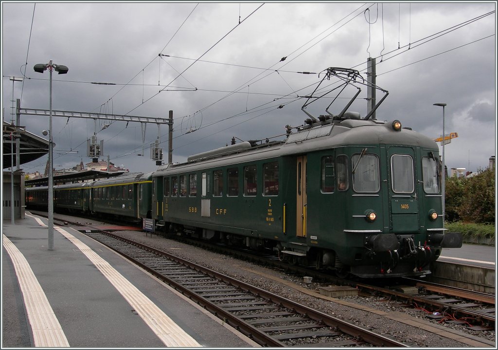 Auf der Rckfahrt von Bouveret nach Bern war dann der RBe 4/4 N 1405 an der Spitze des Extrazuges. 
Lausanne, den 8. Oktober 2011