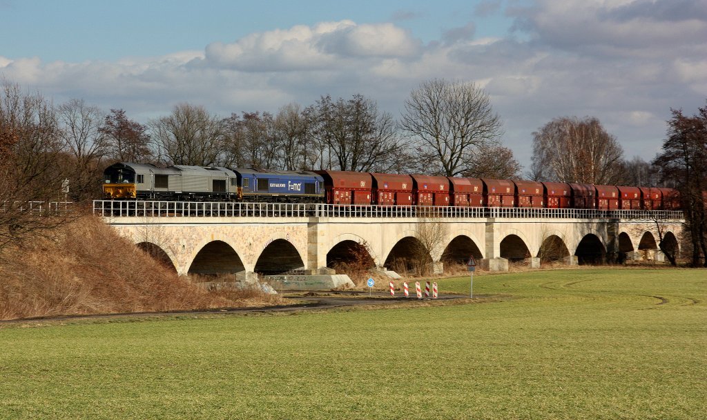Auf der R�ckfahrt von Chemnitz �berquert der Kohlependel hier die zw�lf Bogen Br�cke bei Zedtlitz / Borna. Er bringt die Fuhre zum wiederbeladen nach Profen.