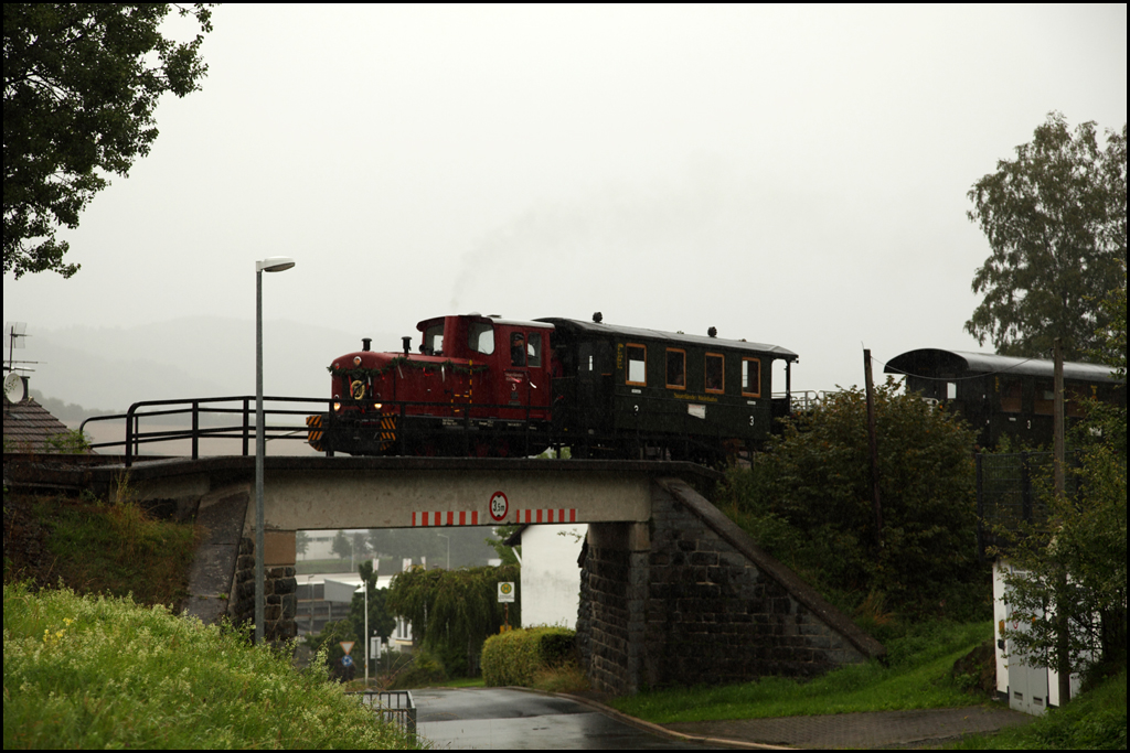 Auf der Rckfahrt konnte V 3 „NAHMER“ mit ihrem  Zug  zwischen Kbbinghauser Hammer und Seissenschmidt auf einem Brckenbauwerk abgelichtet werden. (15.08.2010)